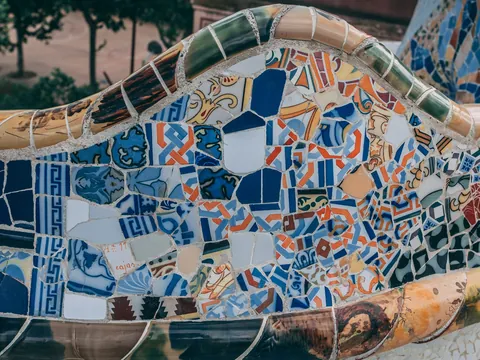 Detalle del mosaico de colores del Parque Güell en Barcelona con piezas cerámicas