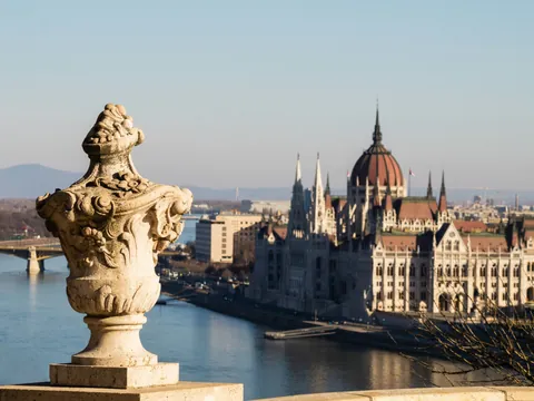 Vista panorámica del Parlamento de Budapest a lo lejos con una urna decorativa.