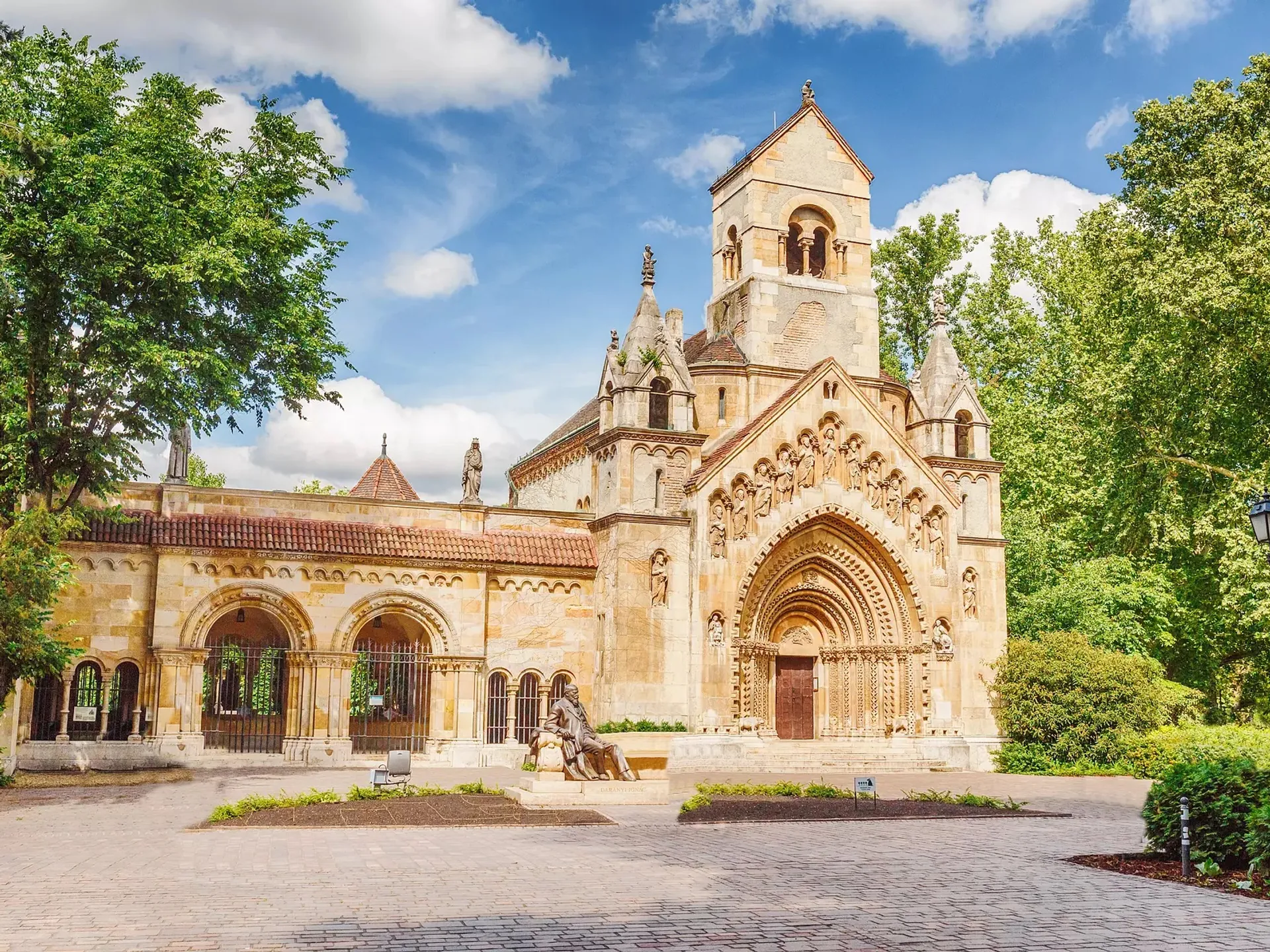 Iglesia de Ják - Qué ver en Budapest - Guía de Viaje Budapest - Buendía Tours