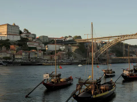Barcos rabelos frente al puente de Don Luis I al atardecer en Oporto.