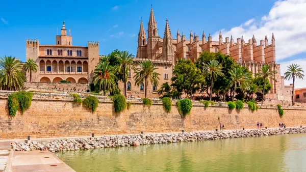 Vista de la catedral de Palma y su impresionante arquitectura gótica.