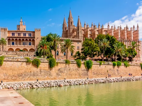 Vista de la catedral de Palma y su impresionante arquitectura gótica.