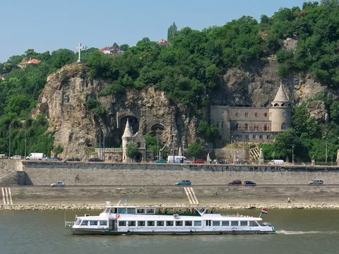 Vistas desde el crucero por el Danubio, donde podrás relajarte y ver el paisaje con calma.