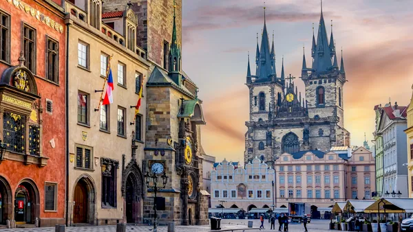 Corazón de la ciudad vieja de Praga con el Reloj Astronómico de fondo