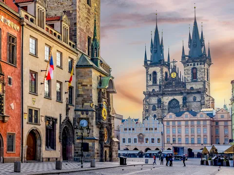 Corazón de la ciudad vieja de Praga con el Reloj Astronómico de fondo