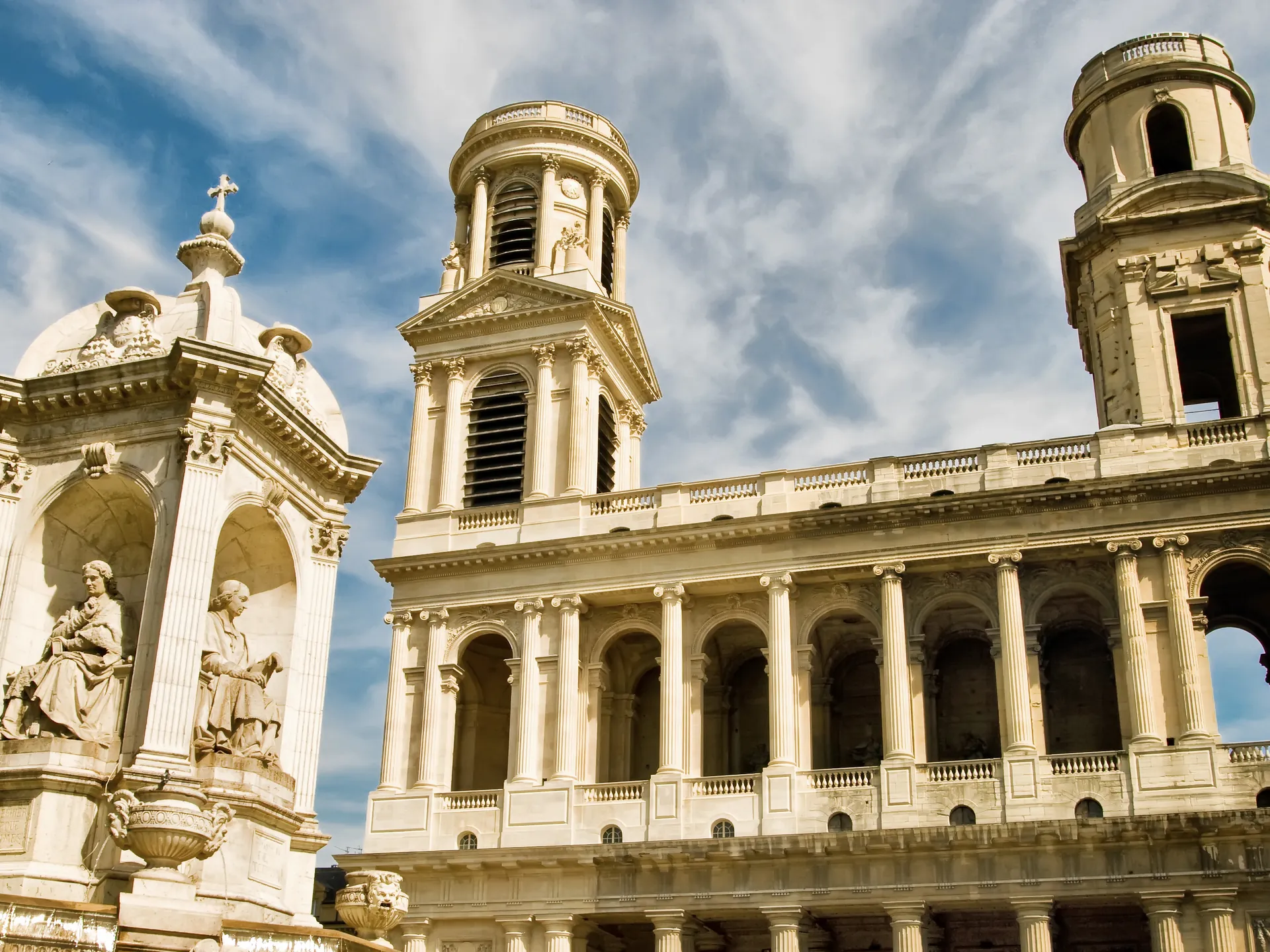 Fachada de la Iglesia Saint Sulpice y fuente en París