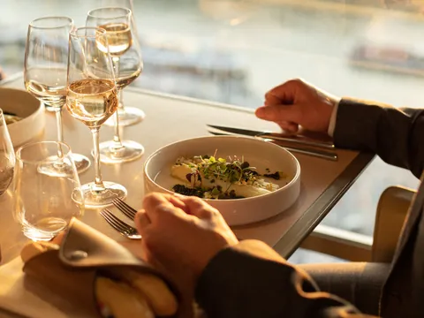 El menú de tres tiempos, diseñado por el chef Thierry Marx, será el acompañante perfecto para cenar mientras ves caer el sol.