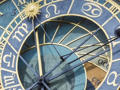 Primer plano del disco astrolábico del Reloj Astronómico de Praga, con signos dorados.