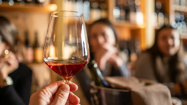Copa de vino durante una cata en la Toscana, Italia