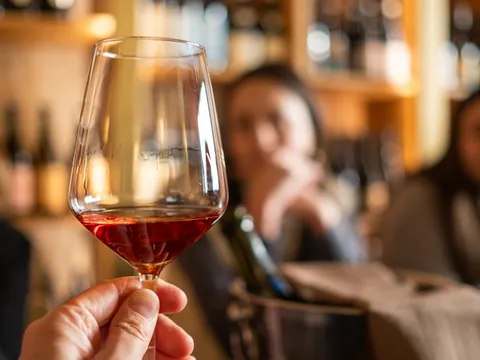 Copa de vino durante una cata en la Toscana, Italia