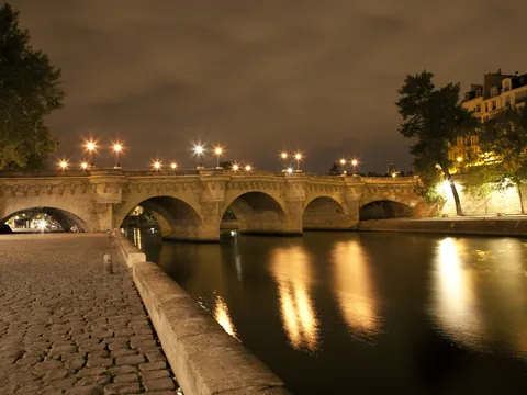 Paseo a orillas del río Sena, donde podrás escuchar las intrigas de París.