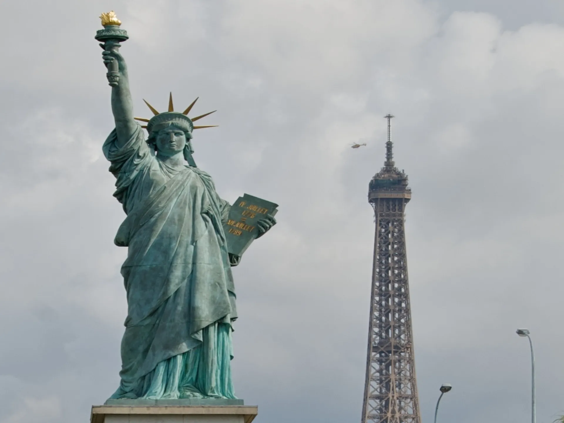 Estatua de la Libertad con Torre Eiffel de París - Estatua de la Libertad - Qué ver en Nueva York - Guía de Viajes Nueva York - Buendía Tours