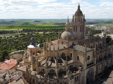Ábside y cúpula de la Catedral de Segovia vistos desde las alturas.