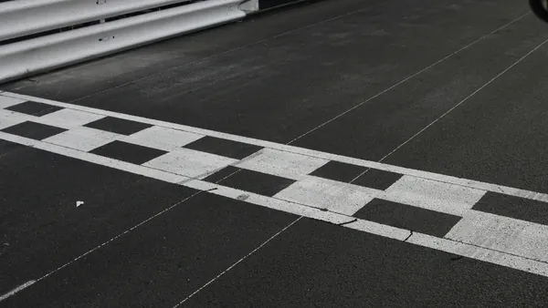 Línea de meta a cuadros en el circuito del Museo Fernando Alonso, Asturias.