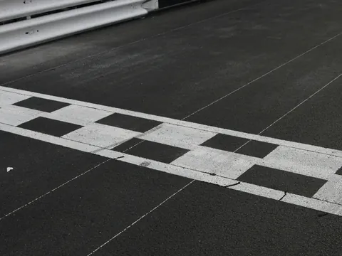 Línea de meta a cuadros en el circuito del Museo Fernando Alonso, Asturias.