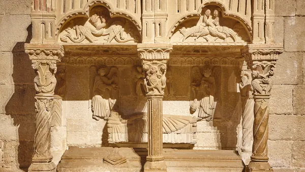 Una de las paredes esculpidas en la Iglesia de la Magdalena, Zamora