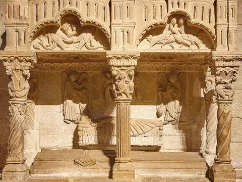 Una de las paredes esculpidas en la Iglesia de la Magdalena, Zamora