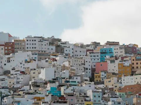 Casas de colores escalonadas en la ladera del barrio de San Juan, Las Palmas.