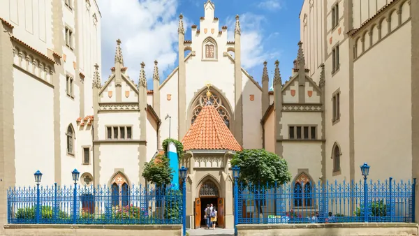 Fachada de la Sinagoga Maisel en el Barrio Judío de Praga