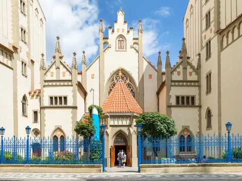 Fachada de la Sinagoga Maisel en el Barrio Judío de Praga