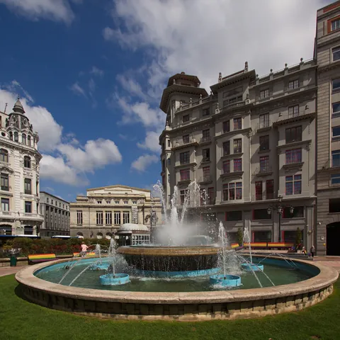 Fuente de la Plaza de la Escandalera en Oviedo - Plaza de la Escandalera - Qué ver en Oviedo - Guía de Viajes Oviedo - Buendía Tours