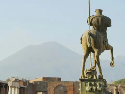 Estatua de centauro con el monte vesubio de fondo