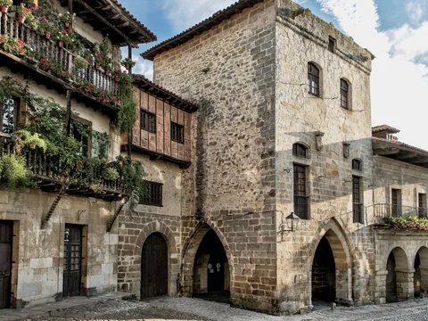 Casas y torre medieval en Santillana del Mar