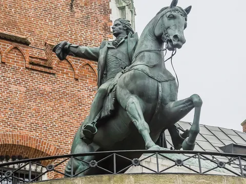 Monumento a Tadeusz Kościuszko junto al Castillo de Wawel en Cracovia, Polonia