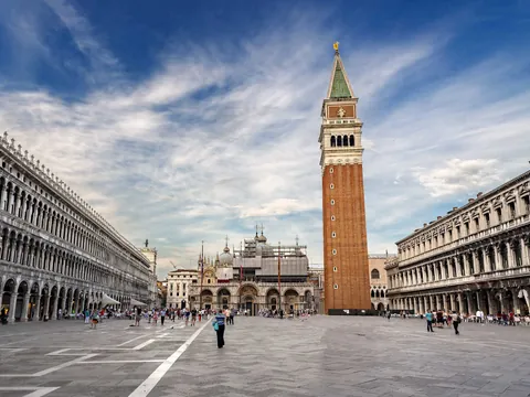 Plaza de San Marcos con el Campanile y la Basílica al fondo en el corazón de Venecia