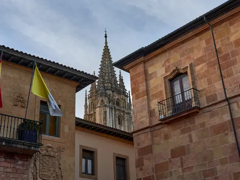 Vista de la torre gótica de la Catedral de Oviedo