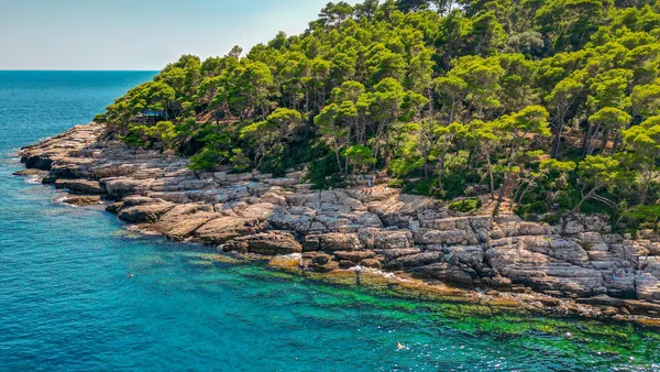 Acantilados en la isla de Kolocep, uno de los lugares más bonitos para pararse a realizar fotografías.