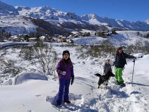 Ruta con raquetas de nieve con perro en Fuentes de Invierno, Asturias