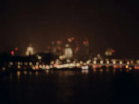 Luces de la ciudad de Londres desenfocadas sobre el Támesis.