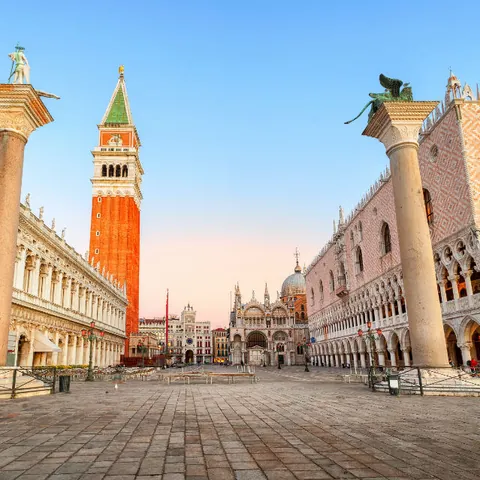 El Campanile desde la Plaza San Marcos, Venecia