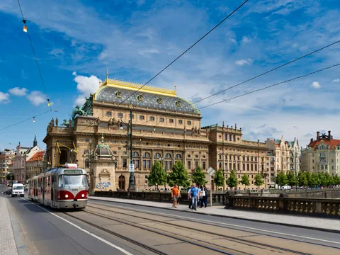 Tranvía frente al Teatro Nacional en Praga, República Checa