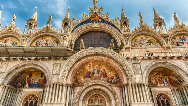 Fachada de la Basílica de San Marcos, un tesoro religioso de Venecia.