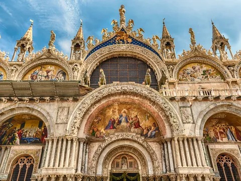 Fachada de la Basílica de San Marcos, un tesoro religioso de Venecia.