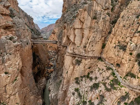 Panorámica del desfiladero y pasarelas ancladas a la roca en Caminito del Rey