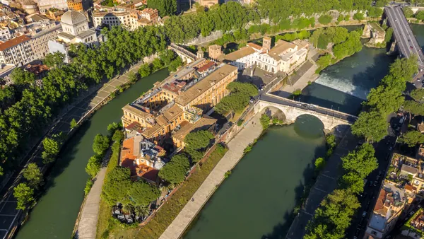 Vista aérea de la Isla Tiberina y el río Tíber en el centro histórico de Roma