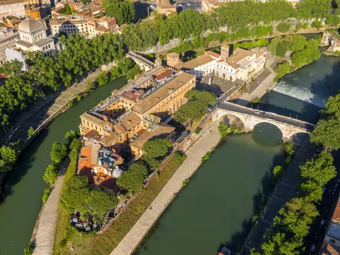 Vista aérea de la Isla Tiberina y el río Tíber en el centro histórico de Roma