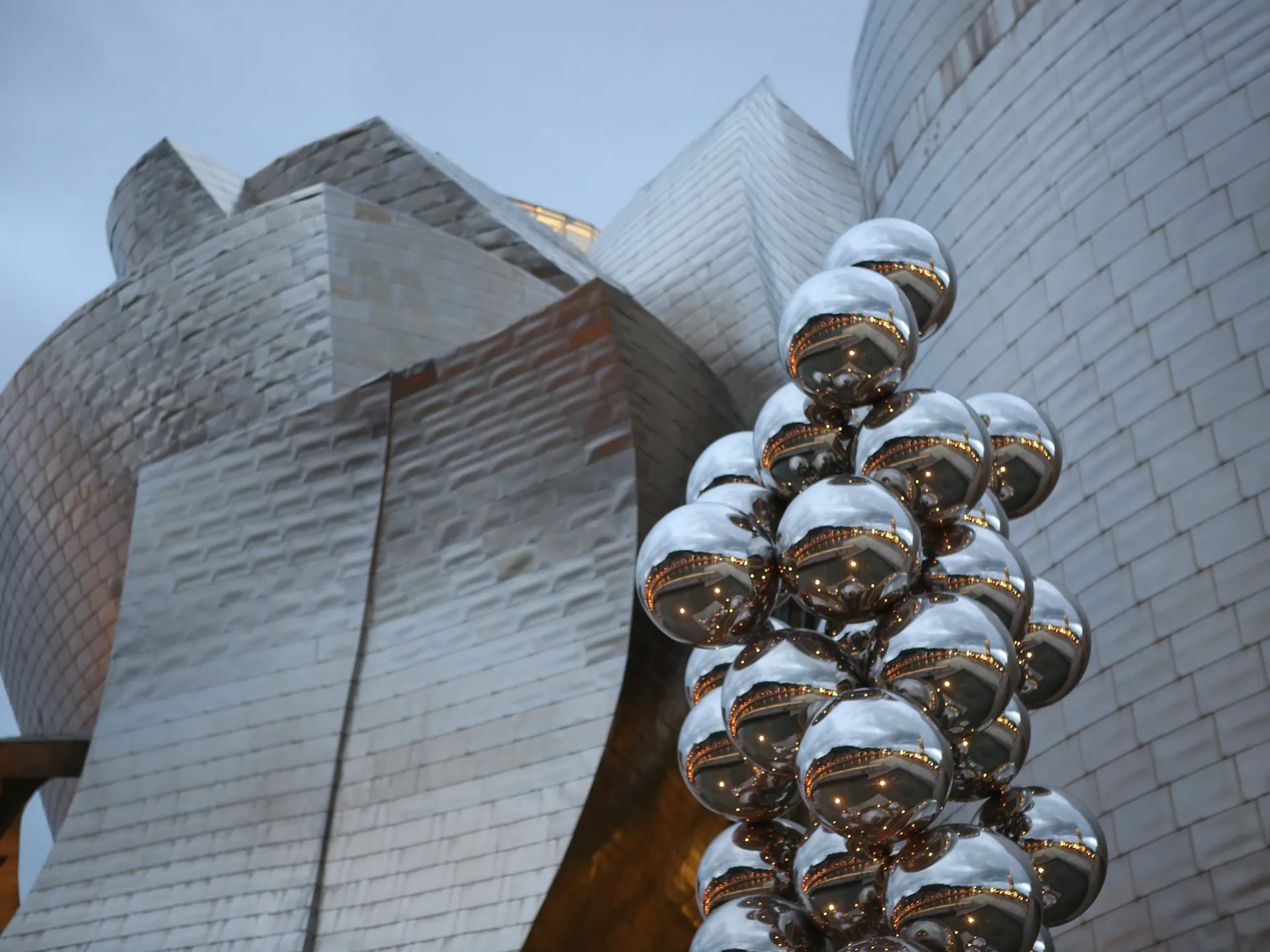 Gran Árbol y Ojo Exterior Museo Guggenheim de Bilbao - Exposiciones en Guggenheim de Bilbao en 2024 - Blog - Buendía Tours