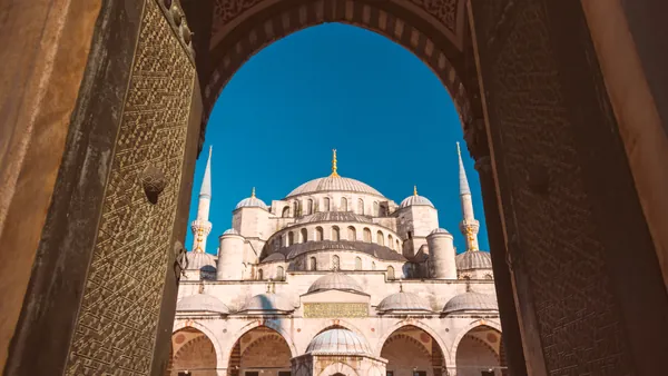 Mezquita Azul vista desde el arco en Estambul, Turquía