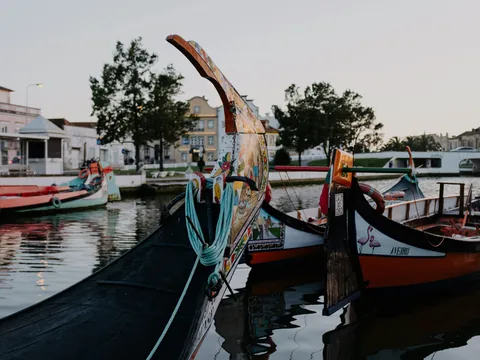 Barcos moliceiros atracados en los canales de Aveiro al atardecer.