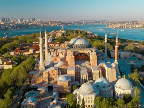 La gran cúpula de Estambul domina el horizonte entre historia y leyenda.