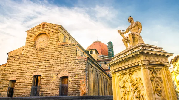 Basílica de San Lorenzo y estatua en Florencia, Italia.