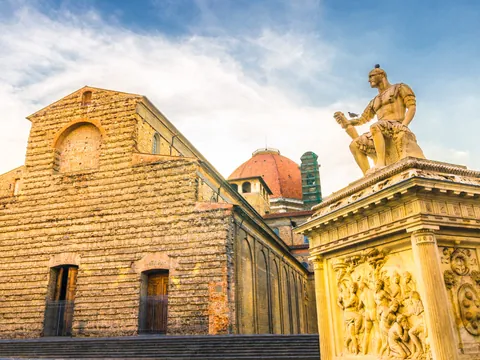 Basílica de San Lorenzo y estatua en Florencia, Italia.