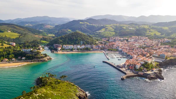 Vista aérea de Elantxobe y su bahía, Vizcaya, País Vasco