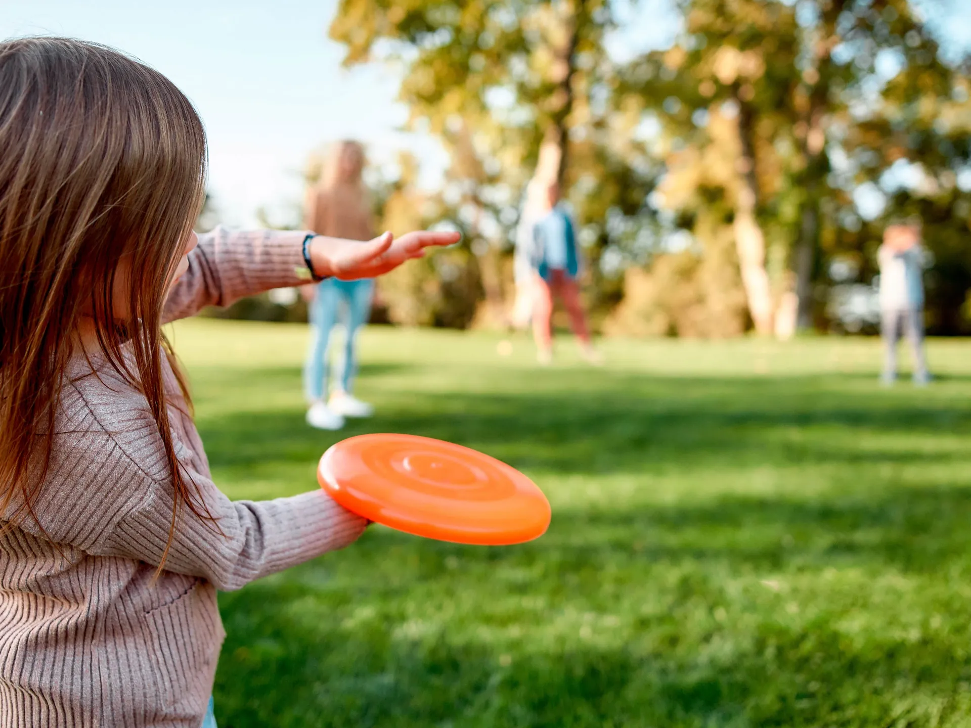 Familia jugando al frisbee en un parque - Guía de viajes Oviedo - Buendía Tours
