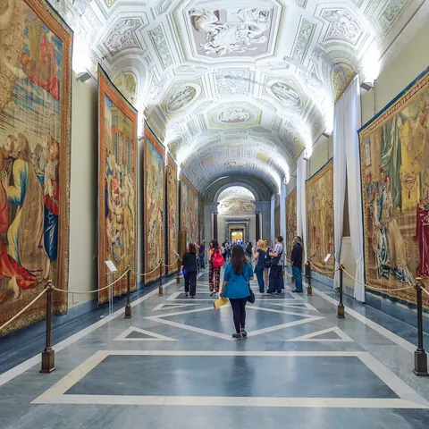 Interior del Museo del Vaticano en Roma con obras de arte y turistas - Cristian Puscasu / Shutterstock.com