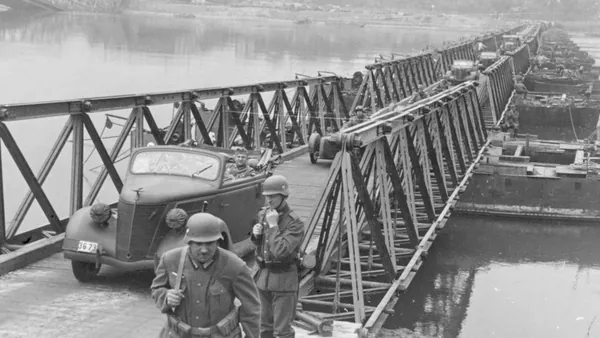 Puente militar con tropas nazis avanzando durante la invasión en Cracovia